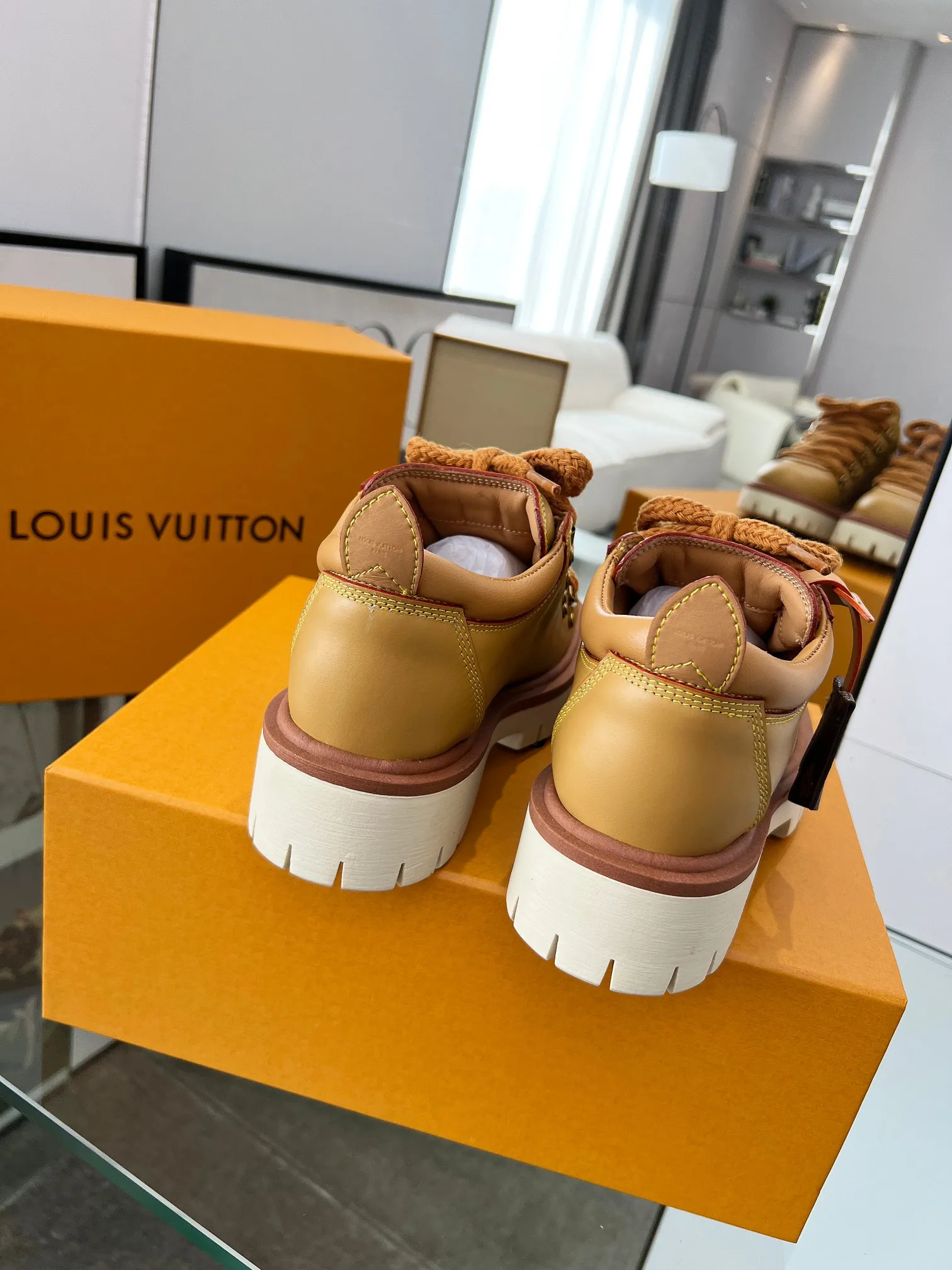 👟👟Ex-factory price 640👟👟 LV's new couple's thick-soled hiking shoes, your original custom-made large-soled shoe brand, giving the foot flexibility and freedom, a good pair of shoes to wear all summer. Fabric: First-layer imported calfskin, cowhide lining Size: 35-46 Welcome to send pictures to place orders
